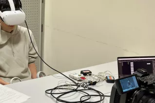 Hiromu Otsubo als Proband in der Forschungsstudie des DAAD-PPP Projekts 'Multisensory Cues to Evoke Emotional Responses and Awe in Virtual Reality' im NAIST-Japan