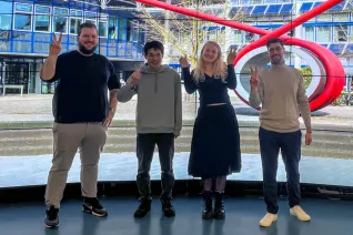 Von links nach rechts: Marvin Lehnort (unsere SHK im Projekt), Hiromo Otsubo, Melissa Steininger vor der HORNET-Wand im IVC an der H-BRS