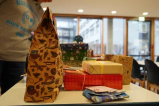 Geschenkeausgabe Wunschbaum Sankt Augustin und Rheinbach 2023