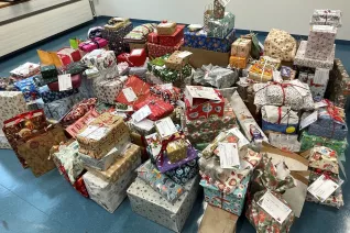 Geschenkeausgabe Wunschbaum Sankt Augustin und Rheinbach 2023