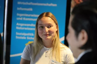 Absolventenfeier Telekom Dome Einlass 20241019 Foto Juri Kuestenmacher 052.JPG