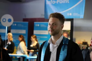 Absolventenfeier Telekom Dome Einlass 20241019 Foto Juri Kuestenmacher 242.JPG