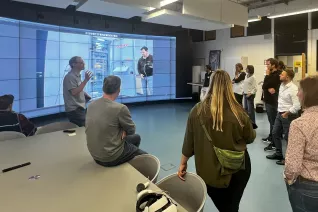 Alumni-Gruppe vor Display-Wand HORNET_2