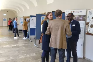 Diskussionen während Posterausstellung