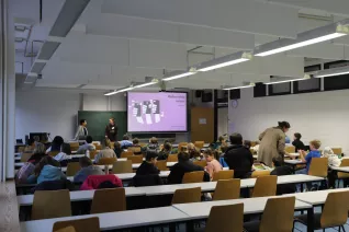 Kinderuni Medien richtig nutzen Guer-Seker StA 20250220 Foto Juri Kuestenmacher 02.JPG