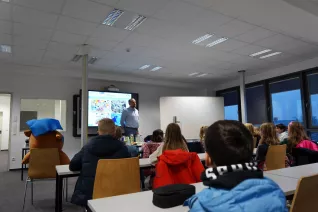 Kinderuni Plastik im Meer Steinhaus Rhb 20250130 Foto JR Lo Giudice Rodas 03.jpg