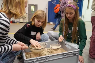 Kinderuni Plastik im Meer Steinhaus Rhb 20250130 Foto JR Lo Giudice Rodas 31.jpg