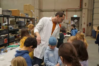 Kinderuni Plastik im Meer Steinhaus Rhb 20250130 Foto JR Lo Giudice Rodas 36.jpg