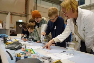Kinderuni Plastik im Meer Steinhaus Rhb 20250130 Foto JR Lo Giudice Rodas 43.jpg