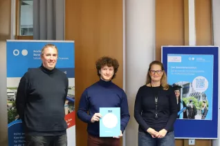 Stipendiat Elias Ellingen mit Betreuer Robert lange und Präsidentin Marion Halfmann(Foto Juri Küstenmacher)