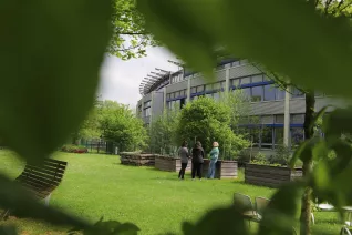 Campusgarten Fruehling mit Iris Gross StA 20250425 Foto Juri Kuestenmacher 16.JPG