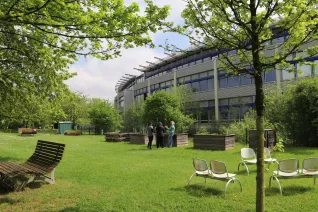 Campusgarten Fruehling mit Iris Gross StA 20250425 Foto Juri Kuestenmacher 17.JPG