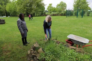 Campusgarten Fruehling mit Iris Gross StA 20250425 Foto Juri Kuestenmacher 32.JPG