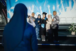 Absolventenfeier Telekom Dome Einlass 20251025 Foto Nathan Dreessen 058.jpg