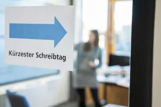 Schild Kürzester Schreibtag Bibliothek