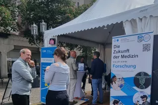 Interessierte am Stand des IFGA bzw. CytoTransport bei der Bonner Wissenschaftsnacht