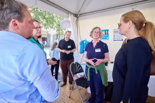 Präsidentin am Stand Bonner Wissenschaftsnacht 2026