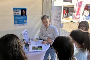 Interessierte am Stand des IFGA bzw. CytoTransport bei der Bonner Wissenschaftsnacht