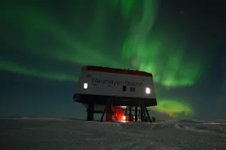Die Neumayer-Station vor Polarlichtern