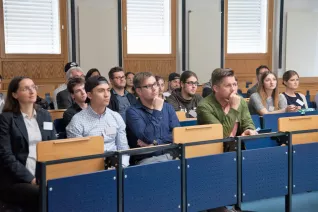 33b_alumni-tag-2016_72dpi_fotos-eva-tritschler-1103_tj-karriereplanung_.jpg (DE)
