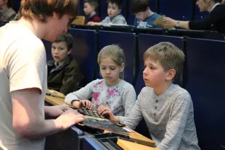 40_kinderuni_brs_motorsport_sta_2010427_foto_j._kuestenmacher.jpg (DE)