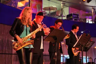 absolventenfeier_2014_party_foto_e._tritschler_img_4457.jpg (DE)