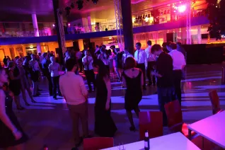 absolventenfeier_2014_party_foto_e._tritschler_img_4732.jpg (DE)