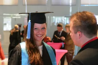 absolventenfeier_2014_web_foto_j._kuestenmacher_0109.jpg (DE)