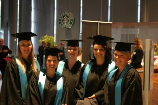 absolventenfeier_2014_web_foto_j._kuestenmacher_0151.jpg (DE)