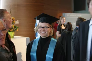 absolventenfeier_2014_web_foto_j._kuestenmacher_0265.jpg (DE)