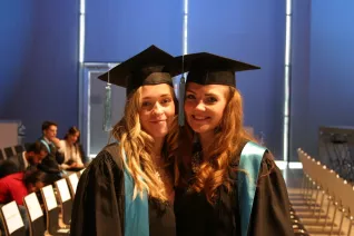 absolventenfeier_2014_web_foto_j._kuestenmacher_0277.jpg (DE)