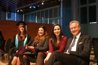 absolventenfeier_2014_web_foto_j._kuestenmacher_0290.jpg (DE)