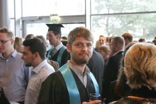 absolventenfeier_2014_web_foto_j._kuestenmacher_0318.jpg (DE)