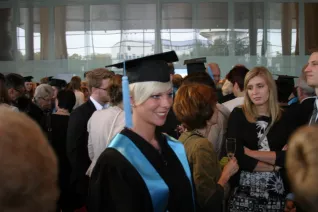 absolventenfeier_2014_web_foto_j._kuestenmacher_0346.jpg (DE)