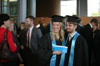 absolventenfeier_2014_web_foto_j._kuestenmacher_0356.jpg (DE)