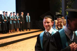 absolventenfeier_2014_web_foto_j._kuestenmacher_0410.jpg (DE)