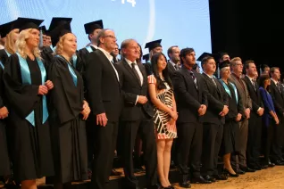 absolventenfeier_2014_web_foto_j._kuestenmacher_0451.jpg (DE)