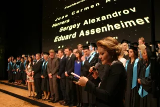 absolventenfeier_2014_web_foto_j._kuestenmacher_0454.jpg (DE)