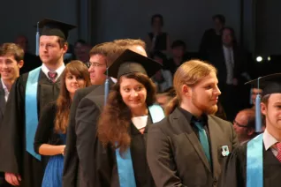 absolventenfeier_2014_web_foto_j._kuestenmacher_0466.jpg (DE)