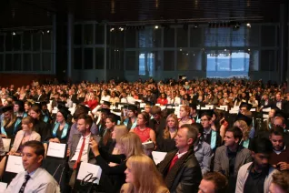 absolventenfeier_2014_web_foto_j._kuestenmacher_0491.jpg (DE)