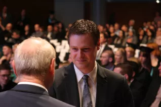 absolventenfeier_2014_web_foto_j._kuestenmacher_0500.jpg (DE)