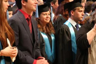 absolventenfeier_2014_web_foto_j._kuestenmacher_0537.jpg (DE)