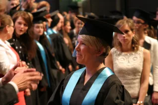 absolventenfeier_2014_web_foto_j._kuestenmacher_0538.jpg (DE)