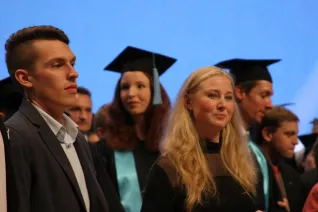 absolventenfeier_2014_web_foto_j._kuestenmacher_0550.jpg (DE)