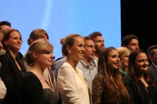 absolventenfeier_2014_web_foto_j._kuestenmacher_0562.jpg (DE)