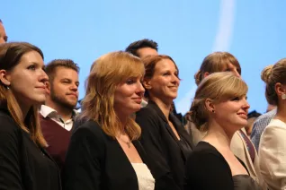 absolventenfeier_2014_web_foto_j._kuestenmacher_0563.jpg (DE)