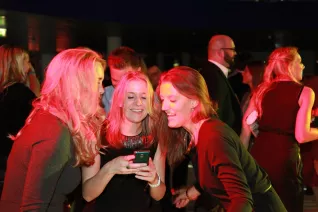 absolventenfeier_2015_party_20151024_foto_e._tritschler_img_8633.jpg (DE)