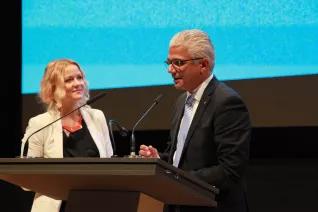 absolventenfeier_2015_telekom-forum_20151024_foto_e._tritschler_img_8357.jpg (DE)
