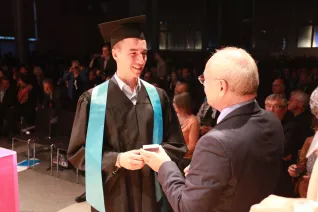 absolventenfeier_2015_telekom-forum_20151024_foto_e._tritschler_img_8461.jpg (DE)