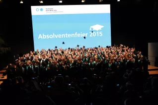 absolventenfeier_2015_telekom-forum_20151024_foto_e._tritschler_img_8503.jpg (DE)